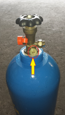 shows the washer on the neck of the cylinder